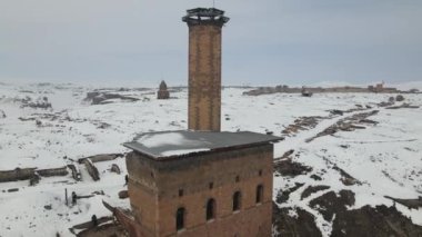 Ani 'nin antik harabeleri, hindi sınırlarında, karların altındaki tarihi şehrin insansız hava aracı manzarası, Kars' taki Ani antik kentinden yapılmış eski bir bina.