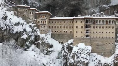 Eski Hıristiyan mekanı Sumela Manastırı 'nın hava manzarası, tarihi Sumela Manastırı Trabzon Türkiye' de yüksek dağlarda inşa edildi. 
