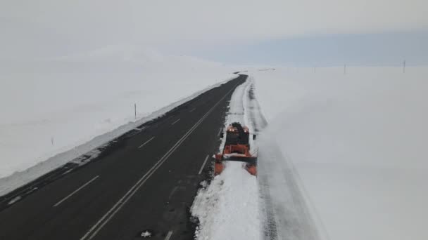 大規模な雪に覆われた地形上の輸送道路の雪のクリア 幹線道路上の雪の空中ドローンビュー — ストック動画