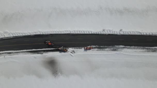雪道を開くの航空作業 雪に覆われた高速道路 雪上車を開くためにヘビーデューティー車両の画像 — ストック動画