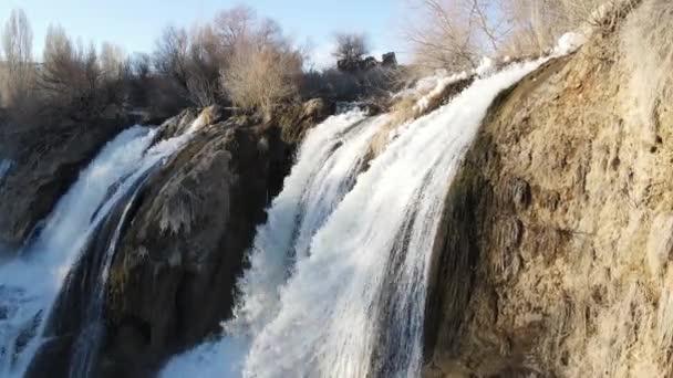 Widok Lotu Ptaka Silny Wodospad Dron Strzał Wodospad Przez Kamienie — Wideo stockowe