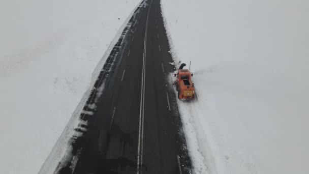 小卡车式犁耕清理积雪覆盖道路 雪地在交通雪地公路上奔跑的空中无人驾驶图像 — 图库视频影像