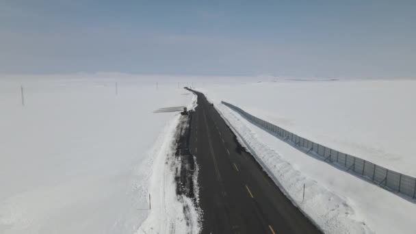 雪に覆われた道路は 空気から撮影し 道路は冬には交通に閉鎖し 雪のプロー車との主な道路を開く — ストック動画