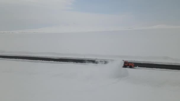 Schneeräumung Der Transportautobahn Auf Großem Schneebedecktem Gelände Drohnenaufnahme Von Schneepflügen — Stockvideo