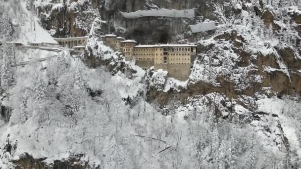 Drone Vista Del Monasterio Sumela Bajo Nieve Monasterio Histórico Construido — Vídeos de Stock