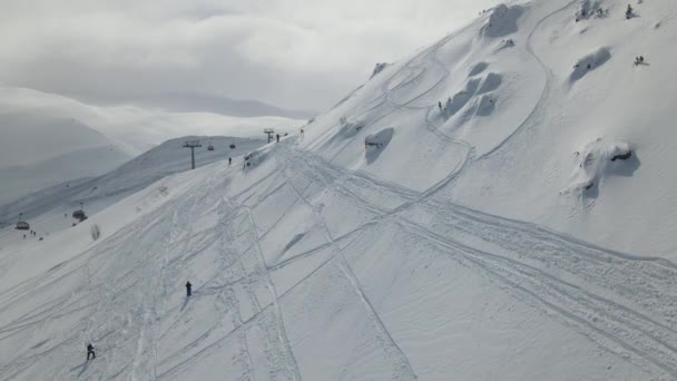 俯瞰人们在斜坡滑雪 在雪地娱乐中心滑雪 冬季度假者在山坡上滑雪的场景 — 图库视频影像