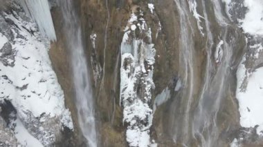 Karlı bir günde Girvelik Şelalesi 'nin hava manzarası, Girvelik Şelalesi' nin yükselen insansız hava aracı görüntüsü, Erzincan Türkiye 