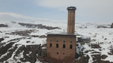 Ani 'nin antik harabeleri, hindi sınırlarında, karların altındaki tarihi şehrin insansız hava aracı manzarası, Kars' taki Ani antik kentinden yapılmış eski bir bina.