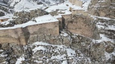 Gumushane 'de dağın tepesine inşa edilen keçi şatosunun insansız hava aracı görüntüsü. Kayaların arasına inşa edilen antik kale.