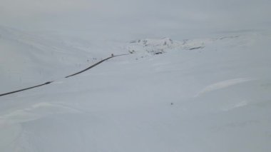 Karlı havada hava yolu manzarası, Erzincan Türkiye dağları arasındaki kış koşullarında yolu kullanmaya hazır insansız hava aracı görüntüsü 