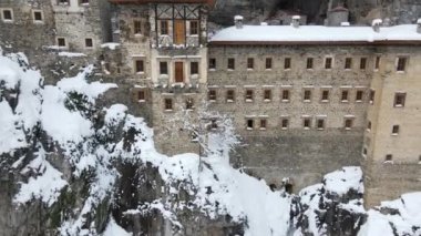 Tarihsel Hıristiyan yapısı Sumela Monestery, insansız hava aracı Yunan Ortodoks manastırı ve kilise kompleksi Sumela Manastırı, Trabzon Türkiye 'yi vurdu 
