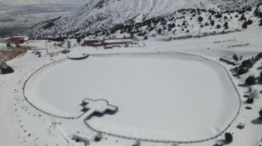 Kayak yapan insanların hava görüntüsü, insansız hava aracı yüksek dağlar arasındaki kayak merkezinde kayak yapan insanları Erzincan Dağı Türkiye 'de vurdu 