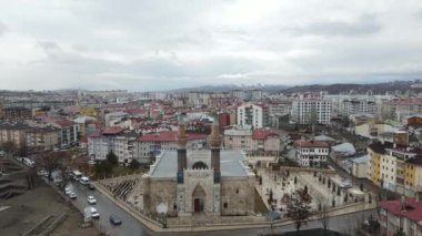 Sivas Gökyüzü Madrasa 'nın iki minareli hava görüntüsü, Sivas Gökyüzü Madrasa' nın Anadolu Seljuk Devleti döneminden kalma tarihi mimarisini vurdu, Sivas Türkiye 