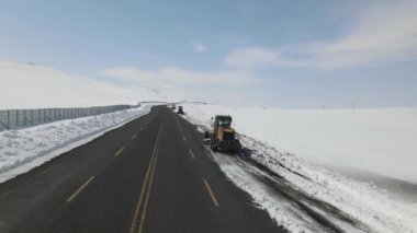 Kar küreme, ağır ekipman, kardan geçiş yollarını temizleme, karla savaşan kamyonları temizleme.