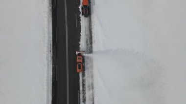Kar küreme, ağır ekipman, kardan geçiş yollarını temizleme, karla savaşan kamyonları temizleme.