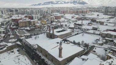 Erzurum 'un Erzurum şehrindeki büyük caminin manzarası, Türkiye' nin en önemli turistik mekanlarından biri olan Erzurum Büyük Camii.