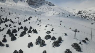 Ergan dağının yamacına kurulmuş kayak merkezinin manzarası, karda inşa edilmiş kayak yolu, ünlü kış tatilcilerinin yeri.
