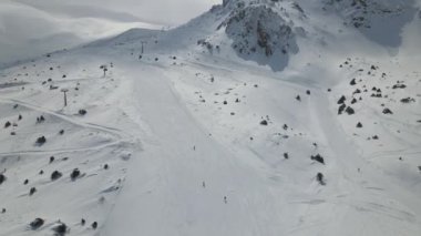 Kayak yapanların hava manzarası, kayak merkezindeki teleferikçiler, Ergan Dağı, Erzincan Türkiye 