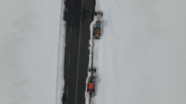雪上車の空中トップビュー 使用し 輸送する車のための雪で覆われた道路をクリア無人偵察機 カルストルコ — ストック動画