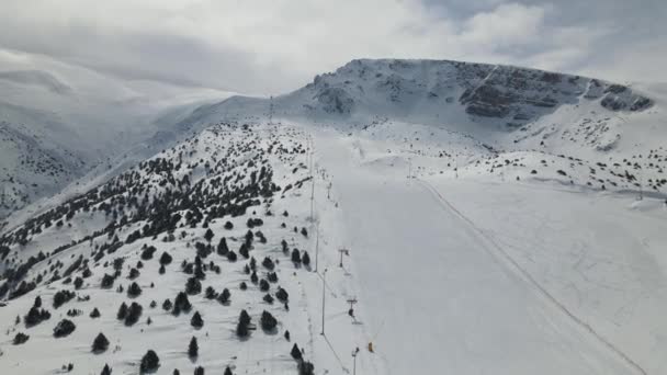 Vista Drone Centro Esqui Coberto Neve Construído Encosta Montanha Inclinada — Vídeo de Stock