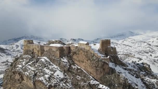 俯瞰建在悬崖顶上的山羊城堡 用石头建成的中世纪古城堡 雪地高不可攀的城堡 — 图库视频影像