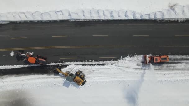 雪道を開くの航空作業 雪に覆われた高速道路 雪上車を開くためにヘビーデューティー車両の画像 — ストック動画