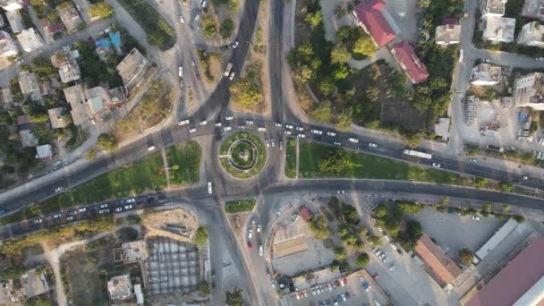 Aerial Highway Intersection Straßenverkehrsordnung Verkehrsfluss Kreuzungen Luftaufnahme Von Zufahrtsstraßen — Stockvideo