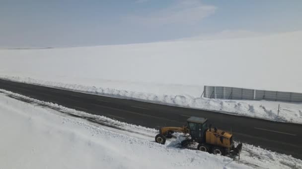 在公路上工作的雪犁 冬季交通道路上的积雪清除图像 重型车辆的积雪清除图像 — 图库视频影像