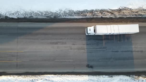 Luftaufnahme Eines Lastwagens Mit Ladung Der Die Verschneite Straße Überquert — Stockvideo