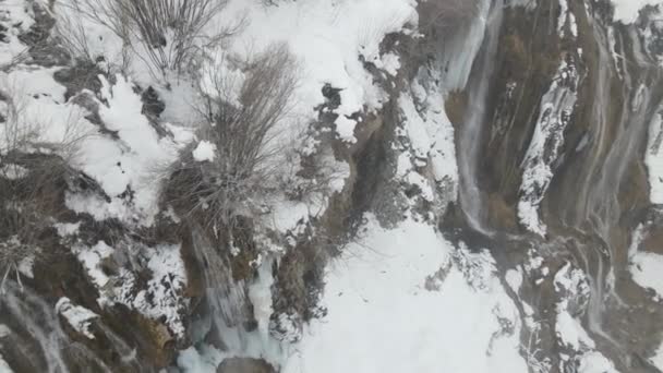 冷たい空気条件での自然場所Girvelik滝の空中ビュー 雪の日にGirvelik滝の風光明媚なドローンショット Erzincanトルコ — ストック動画