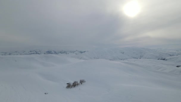 空中无人驾驶飞机拍摄的冰天雪地 太阳升起时山顶上的暴风雪 在严寒条件下度过冬季的地方 — 图库视频影像