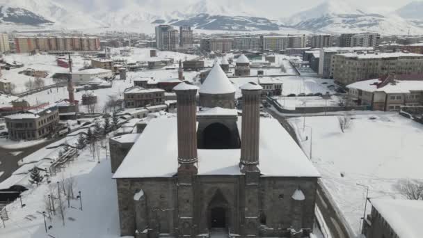 Vista Erzurums Famosa Mezquita Doble Minarete Bajo Nieve Vista Del — Vídeo de stock