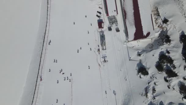 Εναέρια Άποψη Του Χιονοδρομικού Κέντρου Μεταξύ Ψηλών Βουνών Drone Shot — Αρχείο Βίντεο
