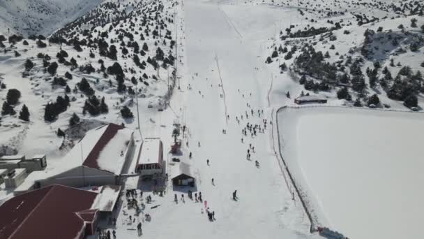 Drone Pohled Zasněžené Lyžařské Středisko Postavené Svahu Hory Erzincan Zimní — Stock video