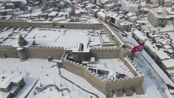 俯瞰雪地下的尔津卡市 俯瞰历史上的埃尔祖鲁姆城堡 石墙和飘扬的土耳其国旗 — 图库视频影像