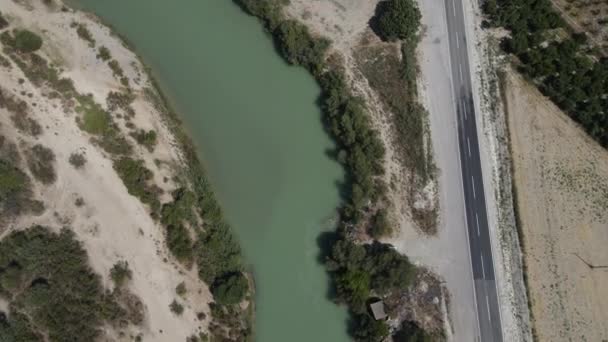 Autobahn Flussnähe Straßenverkehr Über Den Fluss Asphaltstraße Zwischen Grünen Gärten — Stockvideo