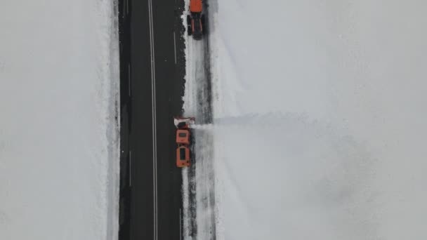 Luchtopname Van Sneeuwblazen Scheppen Sneeuw Zware Apparatuur Ontruimen Toegangsweg Van — Stockvideo