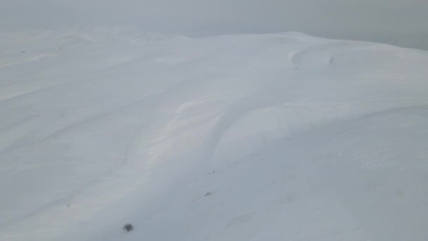 Dronesikt Fjellskråninger Bleknet Snøstorm Harde Forhold Der Snøfonner Danner Sletter – stockvideo