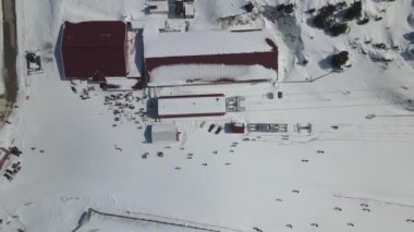 Erzincan 'daki ünlü kış tatili yeri. Kış tatilcileri için dağdaki teleferik istasyonu.