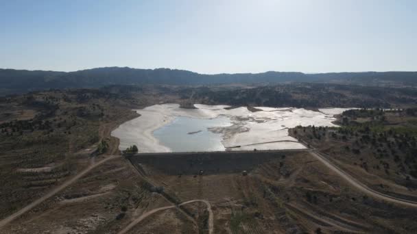 Montanha Água Acumulada Lagoa Irrigação Artificial Armazenamento Água Reservatório Para — Vídeo de Stock