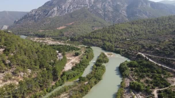 空中有名なトルコの川 小川の床の水の流れ 五空川の周りの農業地帯 丘陵地帯の流れ — ストック動画