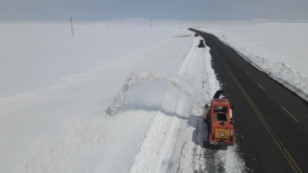 冬の条件で働く雪の力の空中ビュー ドローンのショットの雪は 輸送のための道路の側面に雪をプッシュし カルストルコ — ストック動画