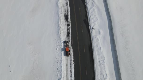 Luftaufnahme Der Schneeräummaschine Drohnenschuss Schneeräummaschine Reinigt Die Straße Die Wegen — Stockvideo
