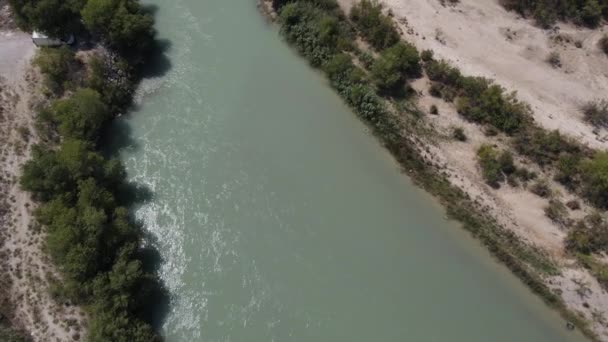 空中河岸的大自然 溪床里的水流 河流周围的农业区 绿地农田里的溪流 — 图库视频影像