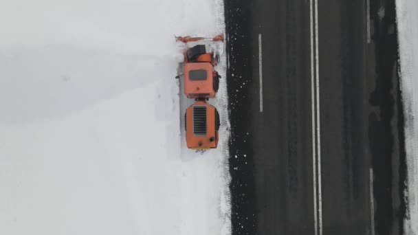 雪に覆われた高速道路 雪の除去作業車を開こうとするヘビーデューティ機器の空中ドローンビュー — ストック動画