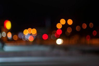 Gece şehir ışıkları. Bokeh efektli bulanık resim.