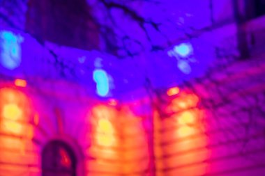 Gece şehir ışıkları. Bokeh efektli bulanık resim.