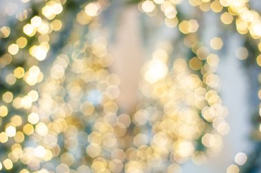 Yeşil, mavi ve sarı Noel çelengi. Odaklanma ve bulanıklık. Arkaplan.