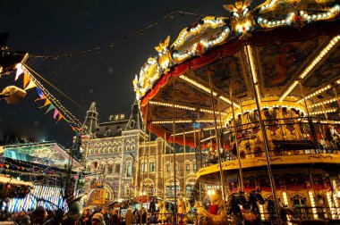 Şehir Noel için dekore edilmiştir. Moskova 'da Kızıl Meydan' da Noel Fuarı ve İki Katlı Atlıkarınca.
