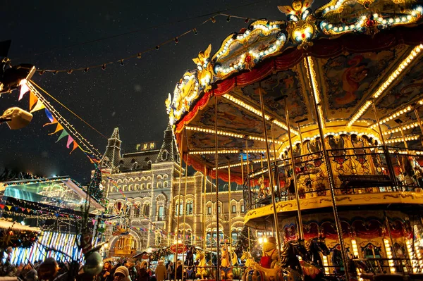 Şehir Noel için dekore edilmiştir. Moskova 'da Kızıl Meydan' da Noel Fuarı ve İki Katlı Atlıkarınca.